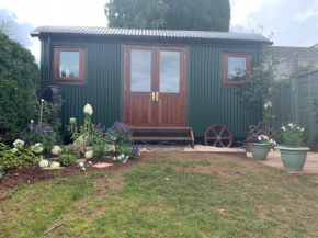 Luxury Shepherd's Hut and Hot Tub Retreat